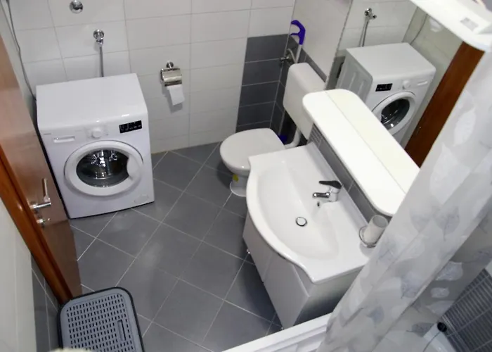 Pearl-free Parking Apartment