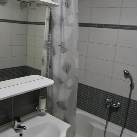Pearl-free Parking Apartment