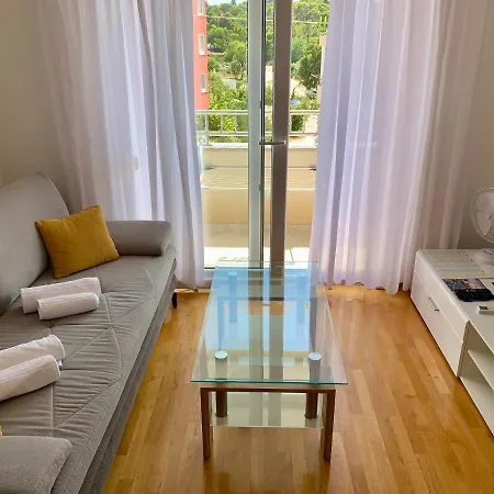 Pearl-free Parking Apartment